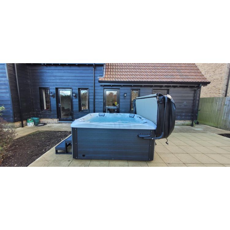 Balmoral 6 person hot tub