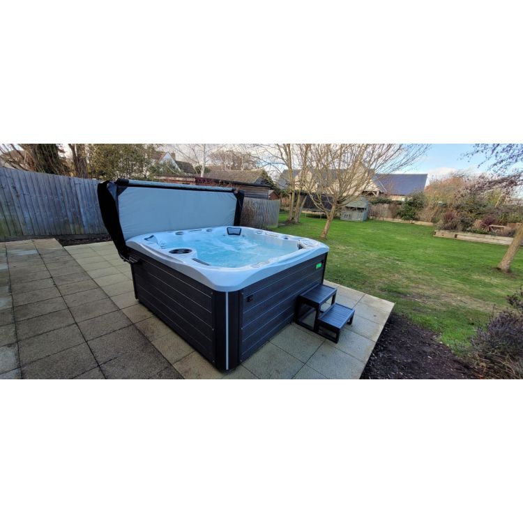 Balmoral 6 person hot tub