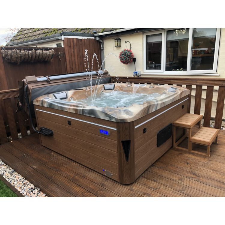 Balmoral 6 person hot tub