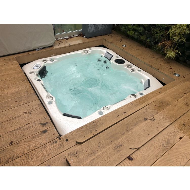Balmoral 6 person hot tub
