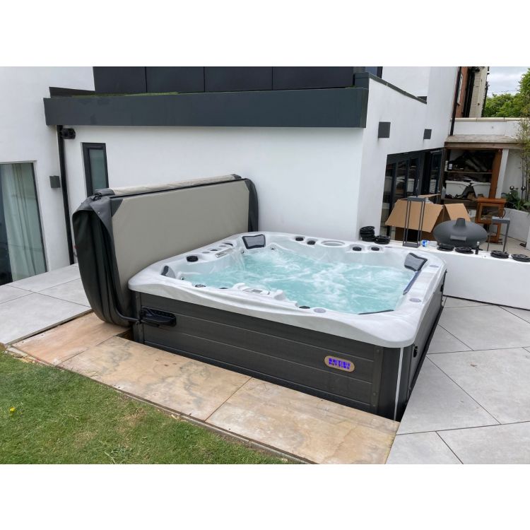 Kensington 6 person hot tub