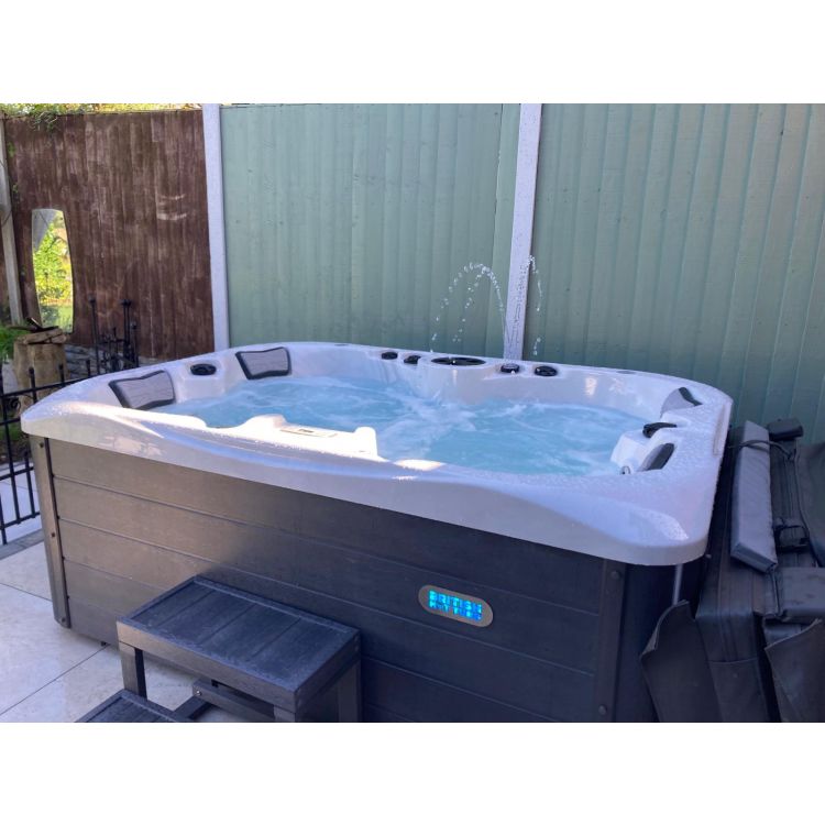 Mercury 3 seater hot tub