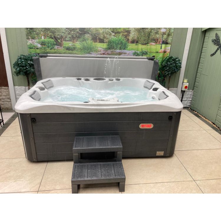 Mercury 3 seater hot tub