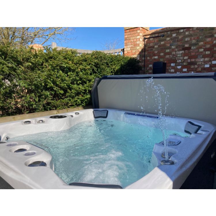 Kensington 6 person hot tub