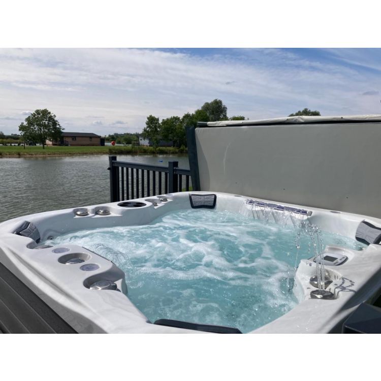Kensington 6 person hot tub