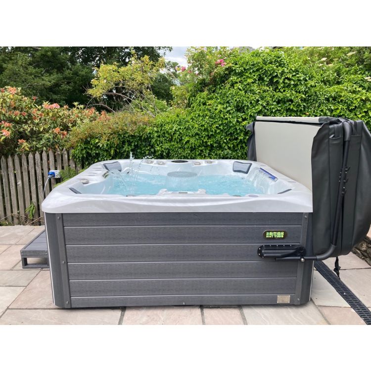 Kensington 6 person hot tub