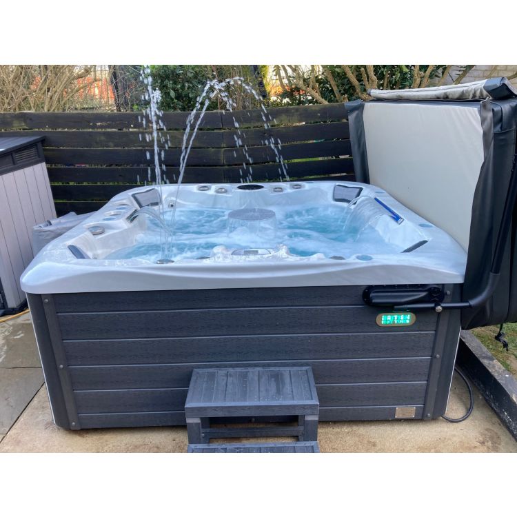 Kensington 6 person hot tub