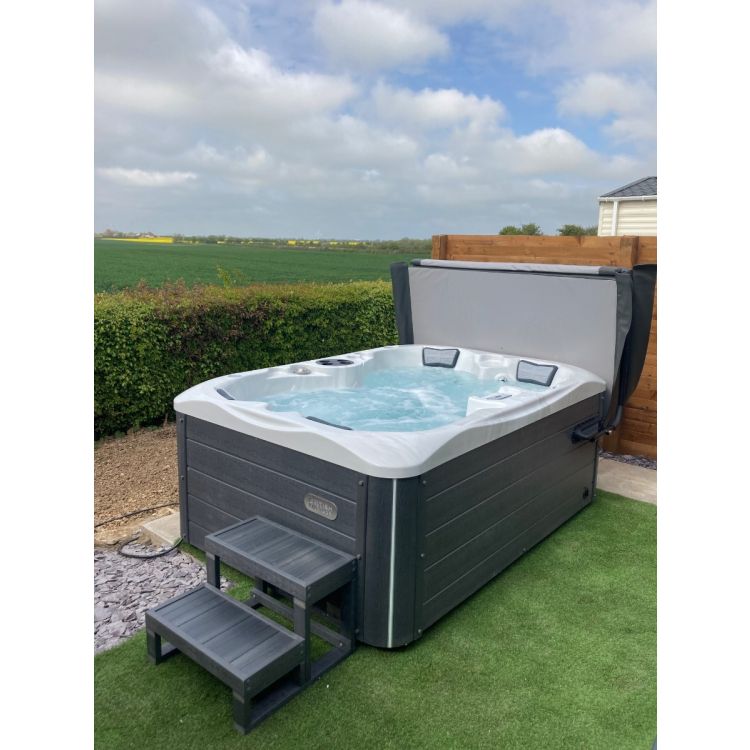 Mercury 3 seater hot tub