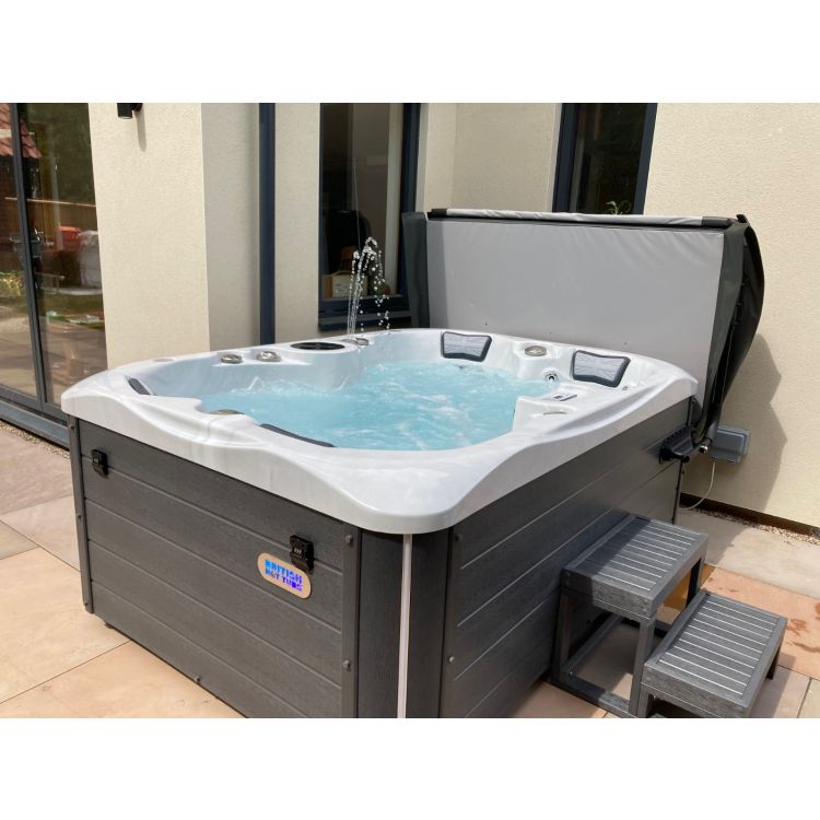 Mercury 3 seater hot tub