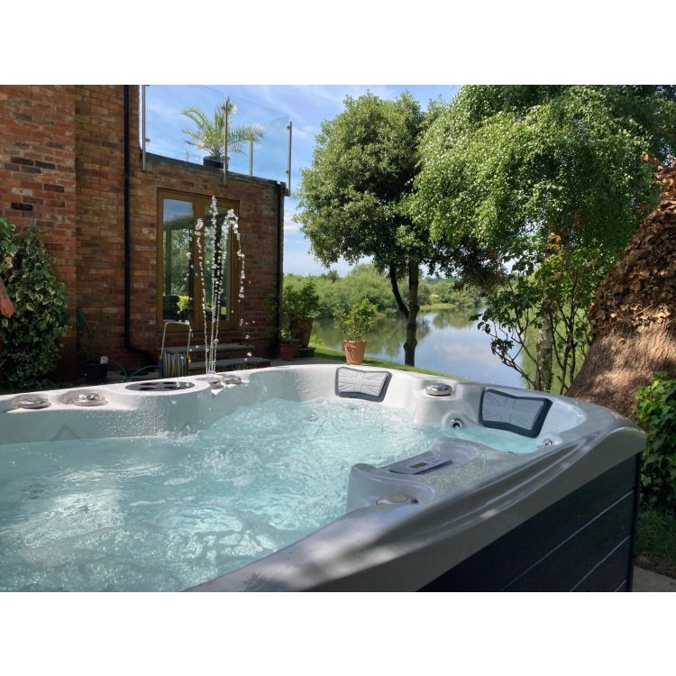 Mercury 3 seater hot tub