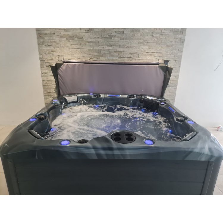 Windsor 6-7 person hot tub