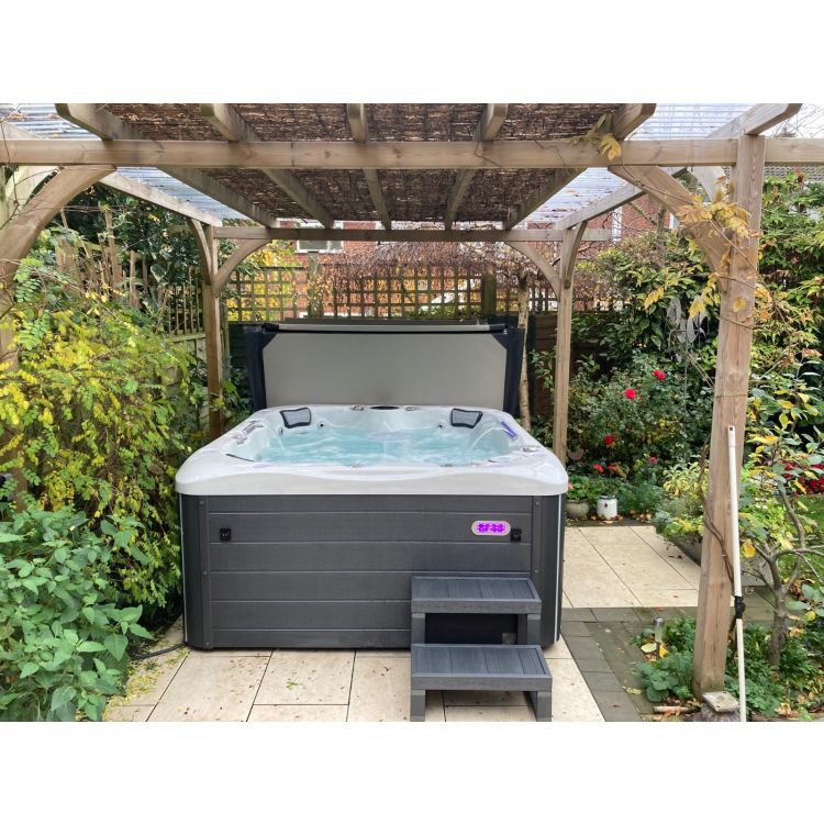 Sandringham 6 Person Family Hot Tub Deal