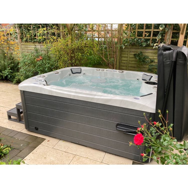 Sandringham 6 Person Family Hot Tub Deal