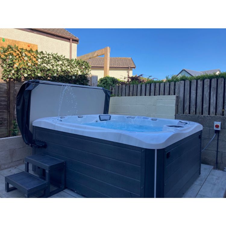 Sandringham 6 Person Family Hot Tub Deal