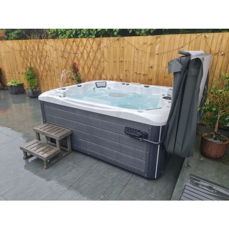 Sandringham 6 Person Family Hot Tub Deal