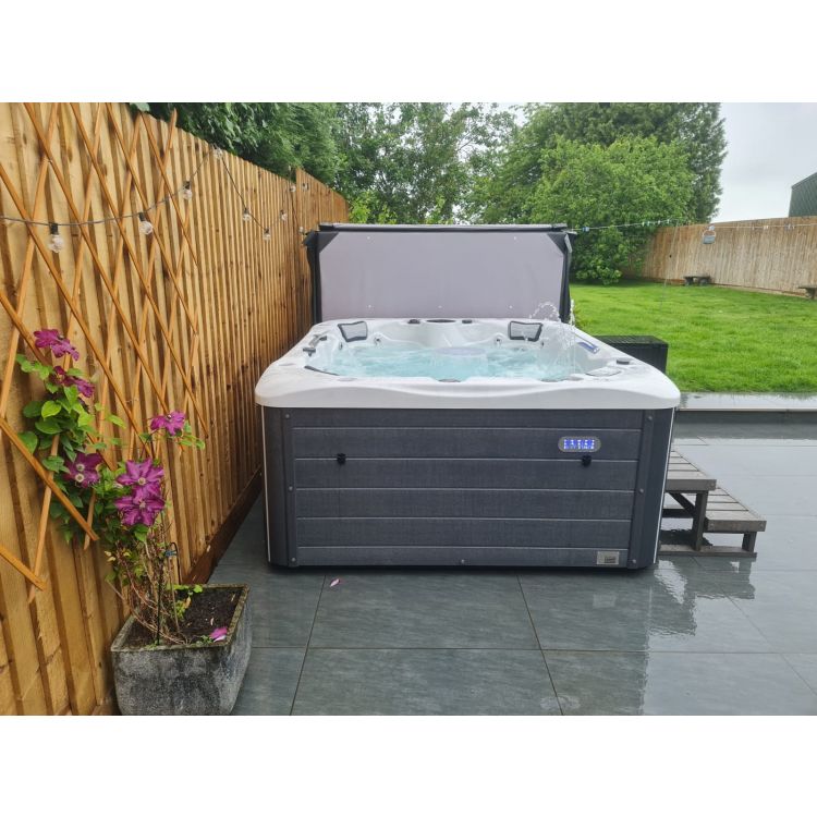 Sandringham 6 Person Family Hot Tub Deal