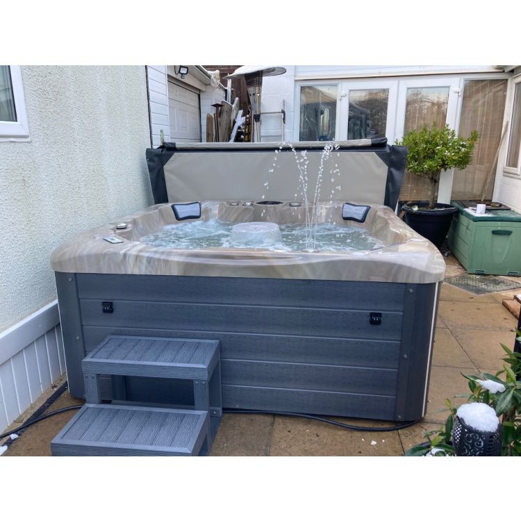 Shakespeare 6 person hot tub