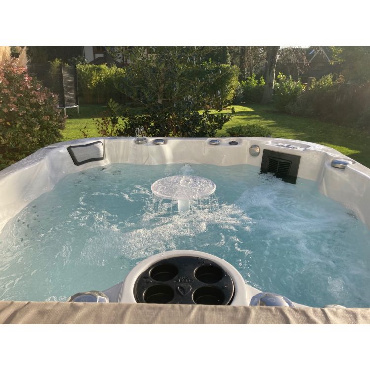 Shakespeare 6 person hot tub