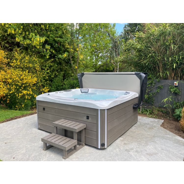 Shakespeare 6 person hot tub