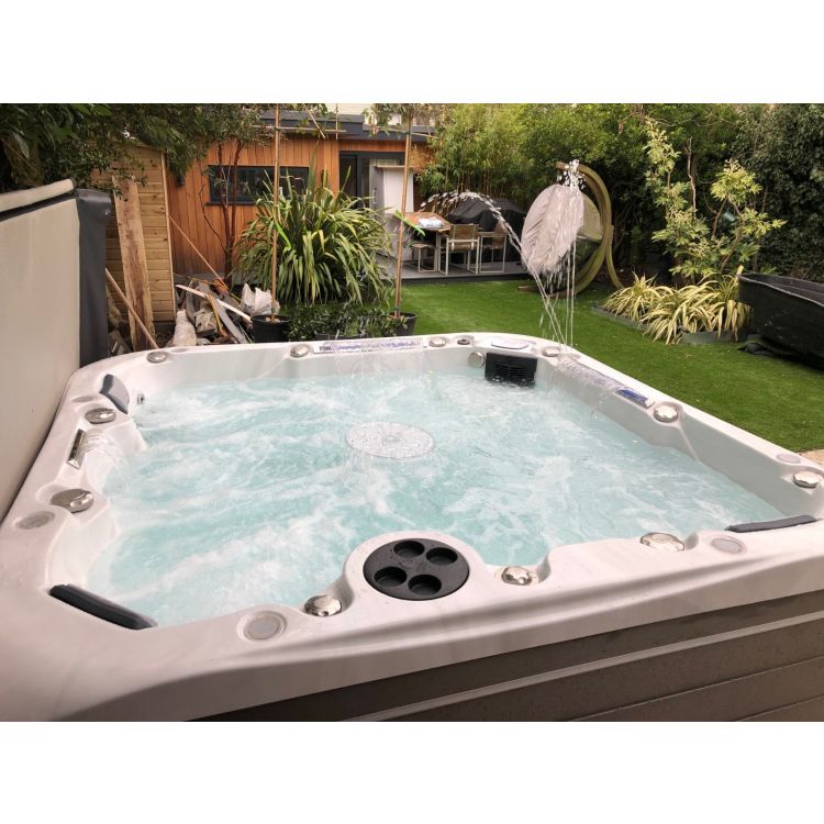 Union 5-6 seater hot tub
