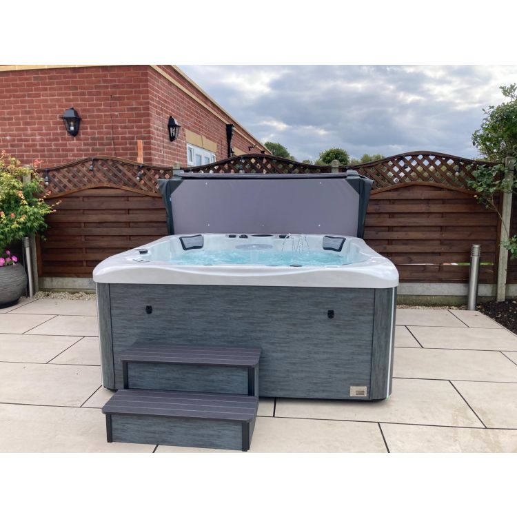 Shakespeare 6 person hot tub