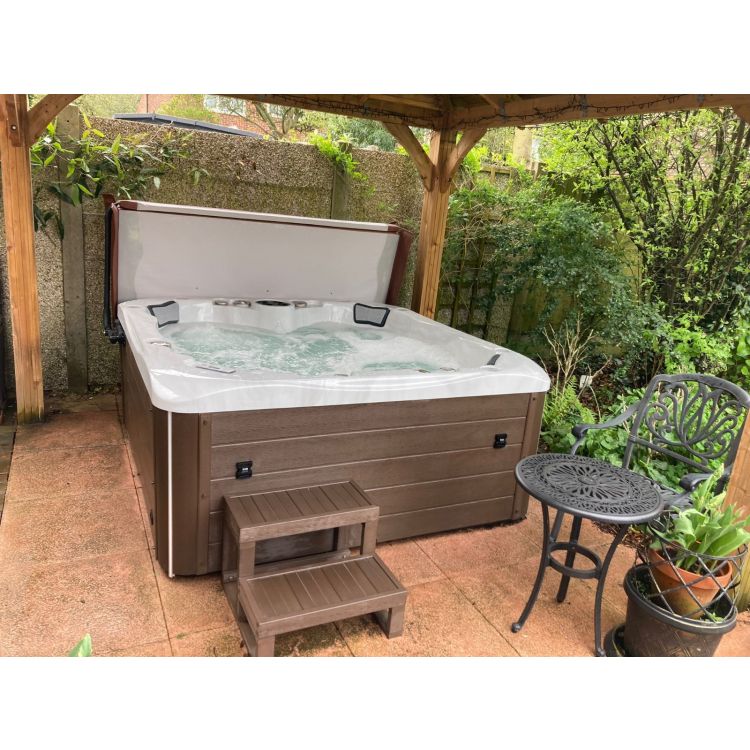 Shakespeare 6 person hot tub