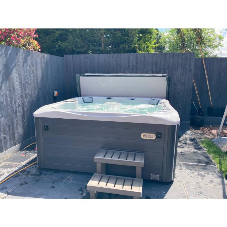 Windsor 6-7 person hot tub