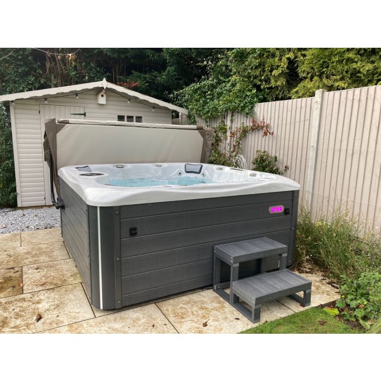 Windsor 6-7 person hot tub