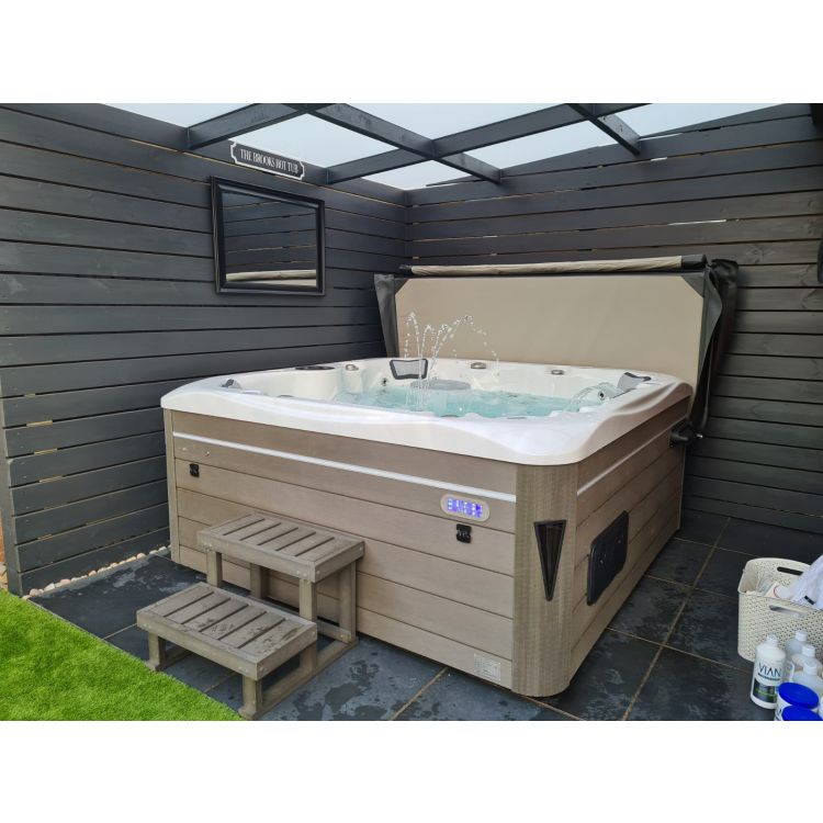 Windsor 6-7 person hot tub