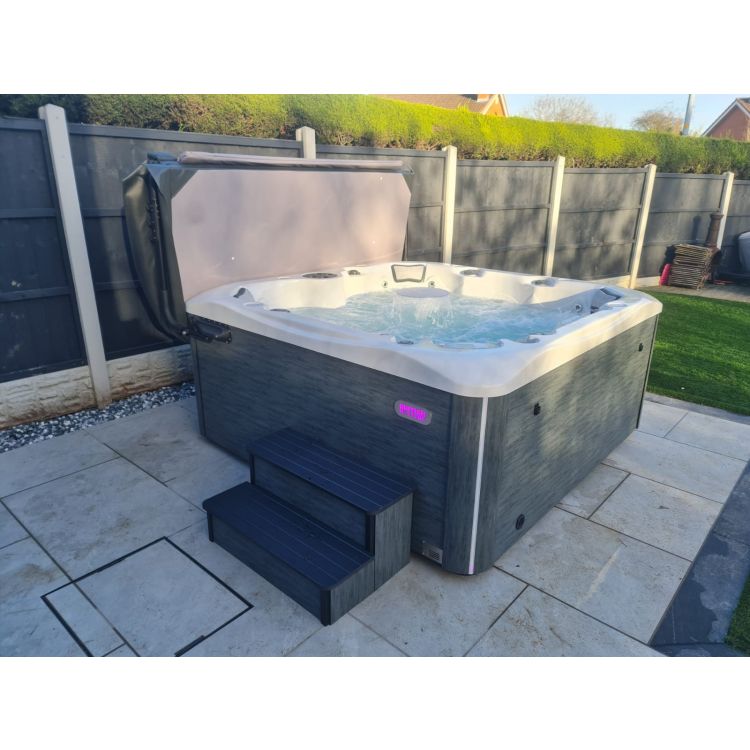 Windsor 6-7 person hot tub