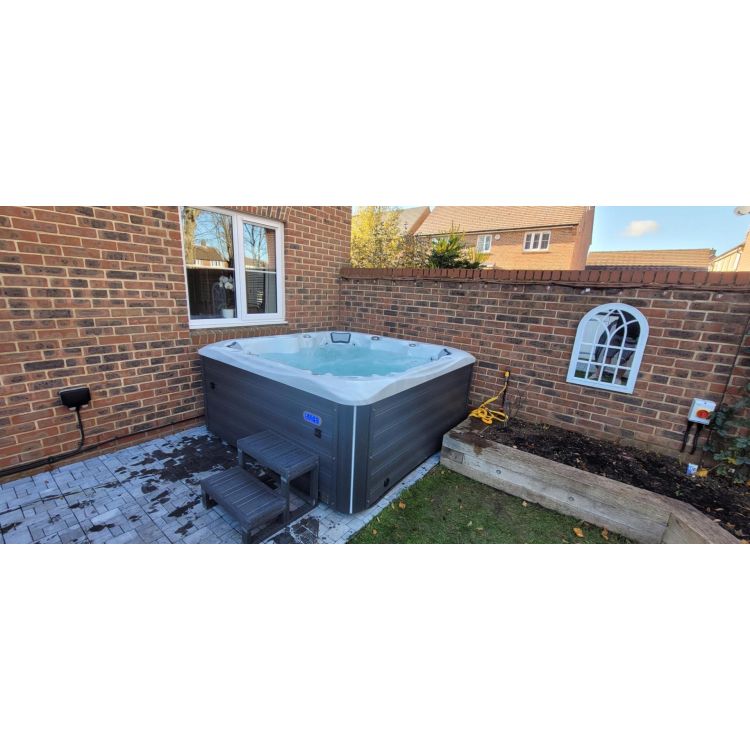 Windsor 6-7 person hot tub