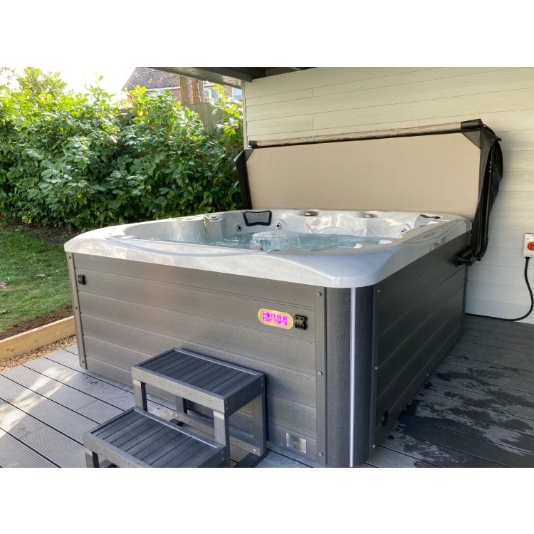 Windsor 6-7 person hot tub