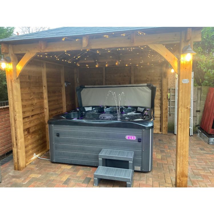 Windsor 6-7 person hot tub