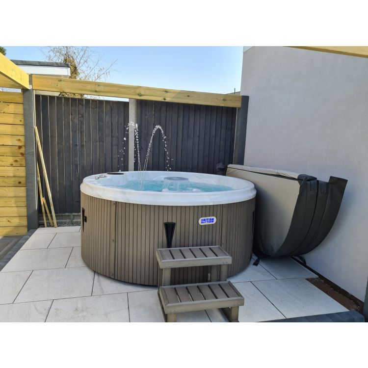 Winston 6-7 person hot tub