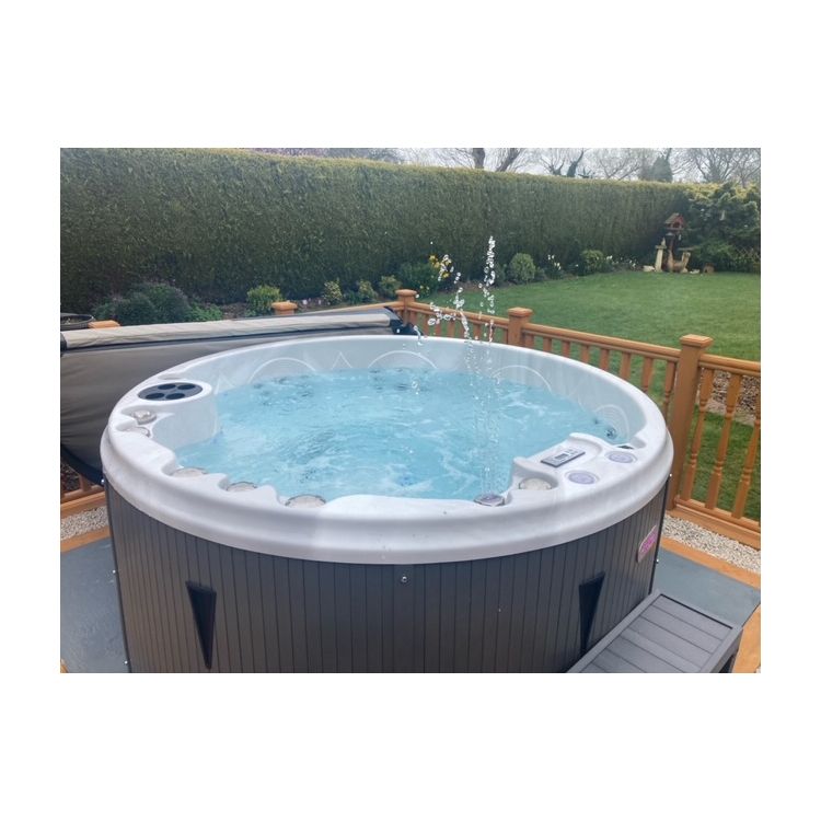 Winston 6-7 person hot tub