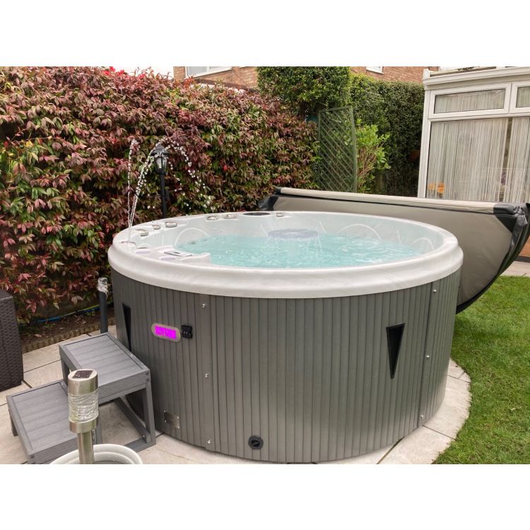 Winston 6-7 person hot tub