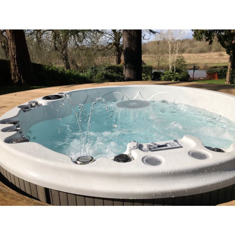 Winston 6-7 person hot tub