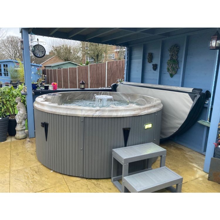 Winston 6-7 person hot tub